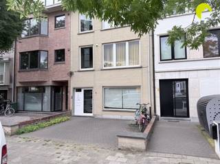 <p><span>Bent u op zoek naar een instapklare kantoor- of praktijkruimte op een centrale locatie? </span></p><p><span>In dit kleinschalige gebouw te Mortsel (grens met Hove en Boechout) vindt u een veelzijdige ruimte die perfect is voor vrije beroepen, medische praktijken of dienstverlenende ondernemingen. </span></p><p><span>Gelegen in een rustige, maar strategische buurt, geniet dit gelijkvloers van een uitstekende bereikbaarheid.</span></p><p><span>Bovendien zijn er voldoende parkeermogelijkheden in de straat en in de nabije omgeving.</span></p><p><span> </span></p><p><span>Indeling en troeven</span></p><p><span>Bij het betreden van het pand komt u binnen in een tussenhal met toilet en doorgang naar de wachtkamer (14 m²). <br />Verder is er op heden 1 grote consultatie ruimte die ook kan worden opgedeeld in 2 aparte kamers.<br />De eenvoudig ingerichte keuken kan nog verder aangevuld worden met de gewenste toestellen waarvoor de aansluitingen zijn voorzien.<br />Achteraan is er nog een polyvalente ruimte (met berging) van 23 m² die toegang biedt tot de (momenteel verharde) tuin.</span></p><p><span>De ruimtes zijn neutraal afgewerkt en kunnen makkelijk worden ingericht volgens uw eigen noden. <br /><br /></span></p><p><span>Praktische info</span></p><p><span><br />- Bestemming: kantoor / praktijk / vrij beroep <br />- Beschikbaarheid: vanaf 1 november 2026 <br />- Geen gemeenschappelijke kosten (individuele meters)<br />- Huurwaarborg: 3 maanden<br />- EPC: C<br /><br />Voor een bezoek ter plaatse kan u ons contacteren op het nummer 03 449 42 41 of mail ons via <span>hallo@habicom.be</span></span></p><p><span>Benieuwd naar de waarde van jouw woning? Check het gratis op www.watismijnhuiswaard.be</span></p><p><span> </span></p><p><span> </span></p><p><span> </span></p>