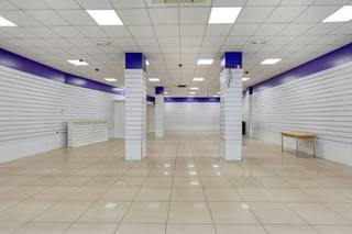 Kantoor van ca. 220 m² te huur op topligging in Kortrijk. Het pand is gelegen nabij het Schouwburgplein en de Grote Markt...