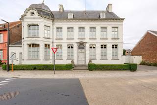 In het landelijke Aarsele, op de grens met Oost-Vlaanderen kunt u dit uniek pand terugvinden.Het herenhuis die de naam 'Leeuwenhuis' draagt...