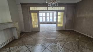 <p><span>Zeer ruim totaal te renoveren duplex appartement</span></p><p><span>Gelegen op de 4de en 5de verdieping van een karaktervol gebouw met 5 eenheden, nabij het Astridplein en het Centraal station.</span></p><p><span>het appartement van 213 m² bestaat uit een inkomhal, een zeer grote leefruimte en eetkamer, een ruime keuken met aparte wasplaats/berging, Via de nachthal bereikt men achteraan 2 zeer ruime slaapkamers, de badkamer en een aparte wc. via de gemeenschap bereikt men de 5de verdieping waar een bijkomend privatief verdiep ligt met een hal en 3 ruime kamers. Het appt beschikt over een privatieve kelder. overal dubbele beglazing, Het geheel dient volledig gerenoveerd te worden.</span></p><p><span> </span></p><p><span>+ zeer ruim appt - 213 m²</span></p><p><span>+ Nabij openbaar vervoer, centrum en winkels</span></p><p><span>+ Lage algemene kosten</span></p><p><span>+ Grote slaapkamers </span></p>