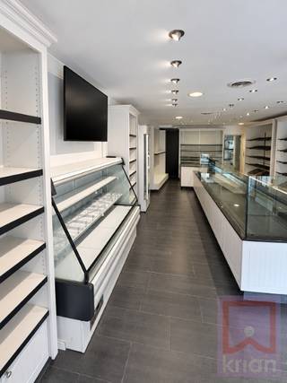 Ruim en verzorgd handelspand met een totale oppervlakte van 302 m². Het pand is momenteel ingericht als bakkerij en beschikt over een kwaliteitsvolle, professionele afwerking.<br /><br />De handelsruimte omvat een aantrekkelijke winkelruimte met koeltoog en vaste inrichting, een ruime werkruimte met professionele apparatuur, een afzonderlijke werkruimte en een grote opslagruimte. Daarnaast is er een sanitaire ruimte met douche, lavabo en toilet.<br />De aanwezige koeltoog en toestellen kunnen mee ter beschikking worden gesteld en in gebruik blijven, waardoor het pand bijzonder geschikt is voor wie de huidige bakkerijactiviteit wil voortzetten. <br /><br />Aan de buitenzijde is een geschikte plaats voorzien voor een broodautomaat.<br />De winkelruimte kan volledig worden afgesloten met een rolluik.<br /><br />Indeling: de eigenlijke winkel met toonbank - grote werkruimte - kleine werkruimte - sanitaire ruimte met toilet - volumineuze benutbare opslagruimte/magazijn.<br /><br />Belangrijkste kenmerken : <br /><br />Totale oppervlakte: 302 m²<br />EPC label B<br />Ingericht als bakkerij<br />Kwaliteitsvolle winkelinrichting<br />Koeltoog en aanwezige toestellen kunnen mee gebruikt worden<br />Ruime professionele winkelruimte<br />Afzonderlijke extra werkruimte<br />Grote opslagruimte<br />Badkamer met douche en lavabo<br />Afzonderlijk toilet<br />Plaats voor een broodautomaat aan de buitenzijde<br />Winkelruimte afsluitbaar met rolluik<br />Koeling aanwezig in werkruimte<br />Onmiddellijk beschikbaar in onderling overleg<br /><br />Een uitstekende opportuniteit voor ondernemers die op zoek zijn naar een ruime, goed uitgeruste handelsruimte met professionele voorzieningen in Geel.