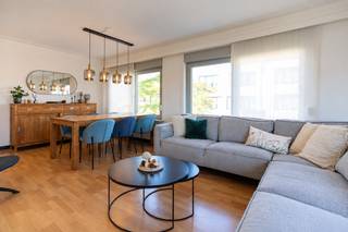 Op de 1ste verdieping van dit centraal gelegen gebouw vind je een gerenoveerd appartement met 2 slaapkamers. De grote ramen brengen veel daglicht binnen en maken van de leefruimte een aangename plek.<br /><br />De indeling is praktisch: vanuit de inkomhal stap je de leefruimte binnen, met aansluitend de keuken. Verder zijn er 2 slaapkamers en een badkamer met bad/douchecombinatie. Met EPC-label B en een conforme elektrische installatie zit het ook op technisch vlak goed.<br /><br />Tevens is er nog een grote individuele kelderberging.<br /><br />Het appartement bevindt zich dicht bij winkels, openbaar vervoer en andere voorzieningen. Bovendien zijn er geen gemeenschappelijke lasten. Dat maakt het appartement interessant voor zowel eigen bewoning als investering.<br /><br />Een bijkomende troef is het ontbreken van gemeenschappelijke lasten.<br /><br />Benieuwd hoe dit energiezuinig appartement er in het echt uitziet? Wij leiden je graag rond!
