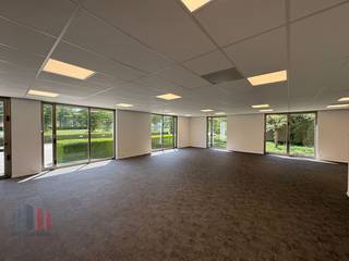 Espace de bureau de haute qualité de 148 m² à louer dans le parc de bureaux moderne Latem Business Park avec une image très...