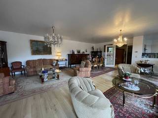 Dit appartement ligt op de vierde verdieping van de alomgekende residentie “Elysium” van de hand van architect Alfons Hoppenbrouwers. Het...