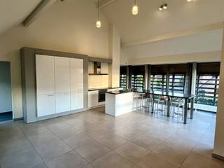 Uniek duplex appartement op de 1e verdieping omvattende:Mooie living open tot in de nok met open keuken ingericht met afwasbak, vitrokeramische...