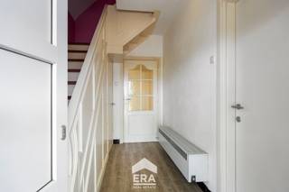 <p>Deze te renoveren woning ligt vlak bij het centrum van Maaseik, tussen Maaseik en Neeroeteren. Dankzij de centrale ligging zijn winkels en andere voorzieningen vlot bereikbaar. Het grote, diepe perceel biedt heel wat mogelijkheden voor wie op zoek is naar ruimte en graag zijn eigen plannen wil realiseren.</p>

<p>De open bebouwing dateert van 1954 en staat op een perceel van 9a56ca. De woning is te renoveren en beschikt over drie slaapkamers, waarvan één op het gelijkvloers en twee op de verdieping. De woonkamer bevindt zich achteraan, aansluitend op de keuken. Verder is de woning deels onderkelderd en vind je op het perceel verschillende schuren. Naast de woning loopt een oprit naar achteren. Een interessante eigendom voor wie op zoek is naar een renovatieproject met veel ruimte en mogelijkheden.</p>

<p>Enkele troeven:</p>

<ul><li>
	<p>Groot perceel: 9a56ca met een diepe tuin en veel ruimte achteraan.</p>
	</li><li>
	<p>Drie slaapkamers: met één slaapkamer op het gelijkvloers.</p>
	</li><li>
	<p>Verschillende bijgebouwen: meerdere schuren met mogelijkheden voor opslag of hobbygebruik.</p>
	</li><li>
	<p>Gunstige ligging: vlak bij het centrum van Maaseik, tussen Maaseik en Neeroeteren.</p>
	</li><li>
	<p>Praktische indeling: deels onderkelderd en voorzien van een oprit langs de woning.</p>
	</li><li>
	<p>Technische basis: geïsoleerde muren en zolder, dubbele beglazing en een gascondensatieketel.</p>
	</li><li>
	<p>EPC-label D: een mooie basis om de woning naar eigen smaak en wensen te renoveren.</p>
	</li></ul>

<p>Ben je op zoek naar een woning die je volledig naar je eigen hand kunt zetten, met een ruim perceel en tal van mogelijkheden? Plan dan zeker een bezoek met Max in en ontdek zelf het potentieel van deze eigendom in Maaseik.</p>