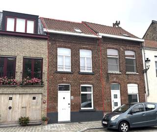 Deze charmante gerenoveerde woning bevindt zich in het centrum van Brugge, op wandelafstand van winkels, openbaar vervoer en met een vlotte...