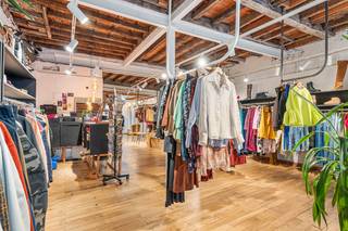 Dit ganse handelspand met in totaal 196 m² is gelegen in het drukke gedeelte van de Diestsestraat.  Met een brede gevel van 6 meter, een mooie etalage en bereikbaar via een 2de toegang langs de JP Minckelersstraat.  Het pand omvat een open commercieel gelijkvloers in houten vloeren en hoge plafonds (3,20 meter) met omkleedruimte en apart keukentje alsook een ganse open nuttige ruimte op het 1ste verdiep (stockage, bureel of werkruimte). <br />De zolder is bereikbaar via een luik.  In de kelder bevinden zich de privatieve tellers gas/water/elektriciteit.<br />Beschikbaar vanaf 15/02/2026 - Onroerende voorheffing ten laste van de huurder.<br />Voor meer info of bezoek ter plaatse kan u me bereiken op 0477284876 of vincent@immojanstas.be.