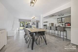 <strong>RUSTIG GELEGEN 3-GEVEL NIEUWBOUW MET 4 KAMERS, BERGING EN TUIN</strong><br /><br />Immo Van Middelem verkoopt deze aangename, nieuwbouw en rustig gelegen 3-gevelwoning met 3 kamers, garage, terras en tuin op een perceel van +/- 7 are te Meldert (Aalst). <br /><br />De indeling is als volgt: <br />- GELIJKVLOERS: inkomhal, eetplaats met toegang tot het terras en de tuin, ingerichte open keuken, WC, salon, ruime berging. <br />- 1ste VERDIEPING: nachthal, 4 slaapkamers, badkamer.<br />- ZOLDER: POTENTIEEL 2 EXTRA KAMERS (zolderluik dient nog geplaatst te worden). <br /><br />Warmtepomp<br />EPC: 34 kWh/m².jaar - Klasse A (UC: 2019154731). <br />vrij bij akte.