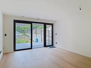 Modern en energiezuinig gelijkvloers appartement met tuin en terras in hartje Lier.<br />In een kleinschalige residentie met slechts vier entiteiten bevindt zich dit stijlvol afgewerkte gelijkvloerse appartement. Het gebouw is voorzien van een lift.<br />Het appartement beschikt over een lichtrijke leefkamer met een volledig geïnstalleerde open keuken. Aansluitend geniet u van een aangenaam, ruim terras en een privatieve tuin met ideale oriëntatie voor namiddag- en avondzon.<br />Verder omvat het appartement één comfortabele slaapkamer met een ensuite badkamer, uitgerust met een inloopdouche. <br />Daarnaast zijn er een apart gastentoilet en een praktische, ruime berging.<br />Extra troeven:<br />Autostaanplaats met laadmogelijkheid voor elektrische wagen<br />Overdekte fietsenstalling voor twee fietsen<br />Energiezuinig en duurzaam<br />Hoogwaardige, luxueuze afwerking<br />Nieuwbouw mogelijk aan slechts 6% btw (onder voorwaarden)<br />Gelegen in het centrum van Lier, met winkels, horeca, openbaar vervoer en andere voorzieningen op wandelafstand en de stadsvesten in de onmiddellijke omgeving. <br />Een ideale woonst voor wie comfort, kwaliteit en een uitstekende ligging weet te waarderen.