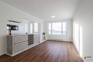 <p><span>In dit instapklare appartement woon je op een boogscheut van het Rivierenhof. Dankzij de nabijheid van bus, tram, velo-stations én de snelle oprit naar de autosnelweg geniet je hier van een uitstekende mobiliteit. Wat ligging en bereikbaarheid betreft, zit je hier dus perfect.</span></p><p><span> </span></p><p><span>Het appartement bevindt zich op de dertiende verdieping van een gebouw met zeventien verdiepingen. Het dak is geïsoleerd volgens de norm 2020. De vaste kosten bedragen €240/maand en omvatten warm en koud water, verwarming, lift, syndicus, vuilophaling en onderhoud van de gemene delen. In 2020-2021 werd het appartement volledig en kwalitatief gerenoveerd en sindsdien piekfijn onderhouden, waardoor je zonder zorgen kan verhuizen. Het PVC-hoogrendementsglas (2020) zorgt voor extra comfort en een goede isolatie.</span></p><p><span> </span></p><p><span>Via de veiligheidsdeur kom je binnen in de aparte inkomhal met ruime ingemaakte kast, waar ook de aansluiting voor een wasmachine voorzien is. Daarna stap je de lichtrijke leefruimte binnen, goed voor zo</span><span>’</span><span>n 34 m². De open keuken is uitgerust met kookvuur, dampkap, spoelbak, ingebouwde oven, microgolf, vaatwasser en frigo. Van hieruit heb je toegang tot het west-georiënteerde terras (3 m²) met een adembenemend zicht over de omgeving. Ook vanuit de 2 slaapkamers (10 m² en 15 m²) geniet je van panoramisch uitzicht. De badkamer (4 m²) is praktisch ingericht en beschikt over een douche en lavabomeubel; het toilet is apart.</span></p><p><span> </span></p><p><span>Tot slot is er nog een privatieve kelderberging aanwezig. Droom jij ervan om elke ochtend wakker te worden met indrukwekkende vergezichten? Mis deze kans dan niet en plan snel je bezoek!</span></p><p><span> </span></p><p><span>Bewoonbare opp. 88 m² ref.: bruto vloeropp. EPC. Voor meer info of een gratis schatting surf naar </span><span><span>www.hansimmo.be</span></span></p><p><span> </span></p>