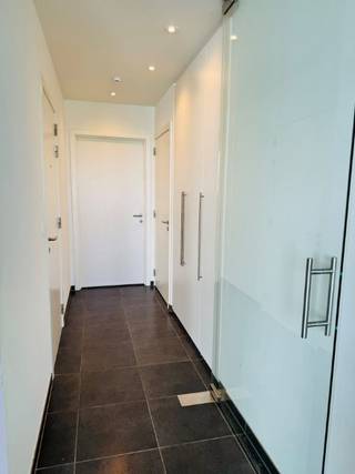 <p>Dit gezellig en lichtrijk appartement is gelegen op de 3<sup>e</sup> verdieping en beschikt over een inkomhal met een vestiaire en gastentoilet, een gezellige woonkamer van waar u via een schuifraam het groot terras bereikt en u kunt genieten van het mooie uitzicht op de Schelde, een open ingerichte keuken, een berging met plaats voor wasmachine en droogkast, 2 ruime slaapkamers (16 m² en 12 m²) en een badkamer uitgerust met dubbele lavabo, douche, ligbad en een 2<sup>e</sup> toilet. Lift aanwezig.</p>
<p>In de kelder zijn een autostaanplaats en 2 kelderbergingen aanwezig.</p>
<p>Dit energiezuinig appartement (energielabel A) is uitgerust met screens en een automatische zonnetent en is ideaal gelegen, vlak aan de Schelde, ideaal voor wandel- en fietsliefhebbers. Op wandelafstand van winkels en horeca. Goede verbinding via N16 en E17.</p>
<p>Huurprijs : € 1.090 + € 75 gemeenschappelijke kosten. Onmiddellijk beschikbaar.</p>