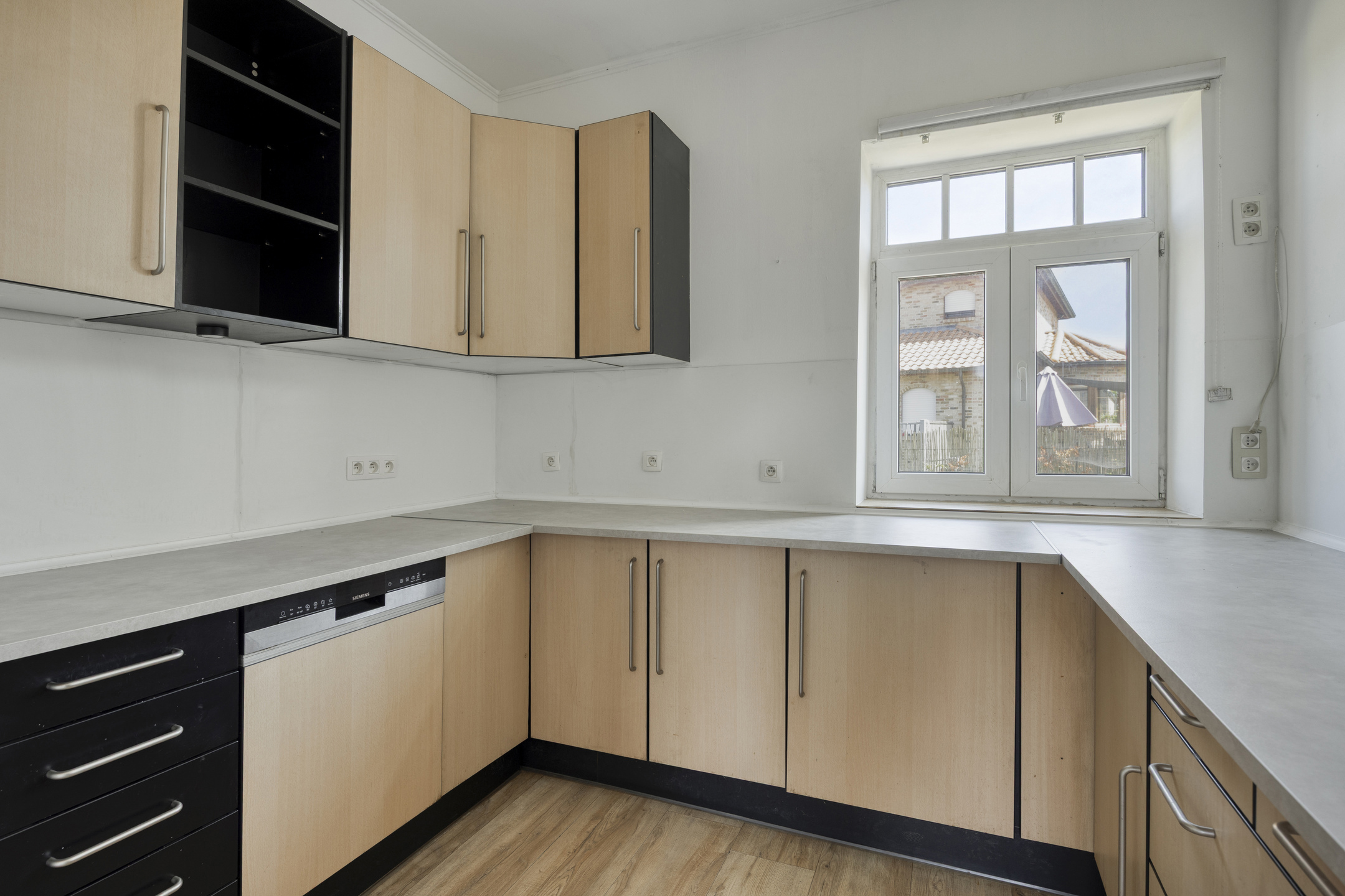 Deels gerenoveerde woning met prachtig verzicht op 14 are - foto 5