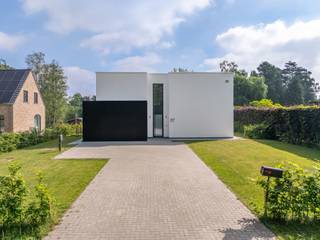 Gelegen tussen de centra van Zoersel en Schilde bevindt zich deze recent gebouwde, moderne villa. De woning combineert strak design met...