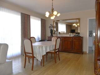 <p><span>In Residentie Capri, centraal gelegen in Diksmuide, bevindt zich dit aangename appartement met 3 slaapkamers en een externe garage.</span></p><p><span> </span></p><p><span>Dankzij de ligging op wandelafstand van de Grote Markt en in de onmiddellijke nabijheid van winkels, horeca en andere voorzieningen, heeft u alles binnen handbereik.</span></p><p><span> </span></p><p><span>Het appartement beschikt over een ingerichte keuken met keramische kookplaat, dampkap, oven, koelkast en dubbele spoelbak. </span></p><p><span>De badkamer is voorzien van een inloopdouche en een enkele lavabo in meubel. Daarnaast is er een praktische wasplaats/berging aanwezig, ideaal voor extra opbergruimte en het plaatsen van een wasmachine en droogkast. </span></p><p><span>Met 3 slaapkamers biedt het appartement voldoende ruimte voor wie graag beschikt over een extra kamer als bureau of hobbyruimte.</span></p><p><span> </span></p><p><span>De externe garage bevindt zich achteraan het gebouw en biedt een praktische en veilige parkeermogelijkheid.</span></p><p><span>Een comfortabele woonst op een uitstekende locatie voor wie centraal en aangenaam wil wonen in Diksmuide.</span></p><p><span> </span></p><p><span>De gemeenschappelijke lasten bedragen € 100 per maand, inclusief een bijdrage voor het verbruik van verwarming en water.</span></p><p><span> </span></p><p><span>Interesse? Neem gerust contact met ons op voor meer informatie of om een bezoek in te plannen.</span></p><p><span> </span></p>