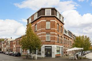 <p><span> </span></p><p><span>Op zoek naar een interessante investering? Dan zit je hier goed. Op een zichtbare hoeklocatie in het gegeerde Borgerhout vind je een gezellige horecazaak met terras én een recent gerenoveerd appartement op de derde verdieping. Dankzij de lichtrijke ruimtes, het hoekkarakter en de uitstekende ligging vlak bij het Boelaerpark krijg je hier een pand met heel wat mogelijkheden en toprendement.</span></p><p><span> </span></p><p><span>Rendement verzekerd</span></p><p><span>Dit karaktervolle hoekpand maakt deel uit van een kleinschalig gebouw met slechts drie entiteiten. Op het gelijkvloers bevindt zich een gezellige handelsruimte van ca 45 m², momenteel ingericht als horecazaak met een huurinkomen van  € 10.200/ jaar – lopend huurcontract tot juni 2032.  Dankzij de grote raampartijen rondom geniet de zaak van veel zichtbaarheid én natuurlijk licht. De open keuken sluit mooi aan op het eetgedeelte en zorgt voor een aangename, informele sfeer. Achteraan bevinden zich een toilet, een kleine berging en een droge kelder van ongeveer 11 m² die perfect dienstdoet als opslagruimte. Het ruime terras voor de deur vormt een extra troef voor klanten tijdens zonnige dagen (EPC: D)</span></p><p><span> </span></p><p><span>Licht en comfort </span></p><p><span>Via de privatieve trap bereik je het appartement op de derde verdieping welke volledig gerenoveerd werd in 2022 met een geschatte huurprijs van € 825/maand.  Meteen valt op hoeveel licht hier binnenvalt. Dankzij de hoekligging, de vele ramen en de lichtkoepel voelt het appartement bijzonder open en ruim aan. De leefruimte met eetplaats sluit aan op een moderne, volledig uitgeruste keuken met kwalitatieve Zanussi-toestellen, waaronder een oven, koelkast, vaatwasser, elektrische kookplaat en dampkap. Het houtlook werkblad en de strakke witte kasten zorgen voor een frisse, tijdloze uitstraling.  Aansluitend vind je de badkamer, uitgerust met een ruime inloopdouche, wastafel met meubel en spiegel. Het aparte toilet bevindt zich naast de trap. De slaapkamer is opvallend ruim en geniet, net als de leefruimte, van veel lichtinval dankzij de grote pvc-ramen met dubbele beglazing. (EPC: C)</span></p><p><span> </span></p><p><span>Groen, levendig en uitstekend bereikbaar</span></p><p><span>Borgerhout extra Muros is al jaren een geliefde buurt dankzij de combinatie van rust, groen en bereikbaarheid. Het prachtige Boelaerpark ligt op wandelafstand en ook het Rivierenhof en Boekenbergpark bevinden zich vlakbij. In de omgeving vind je tal van winkels, scholen, horeca en sportfaciliteiten. Tram 9 en verschillende buslijnen liggen om de hoek, terwijl je met de wagen in enkele minuten de Ring, E19 en andere belangrijke invalswegen bereikt. Een buurt waar bewoners én bezoekers zich meteen thuis voelen.</span></p><p><span> </span></p><p><span> </span></p>