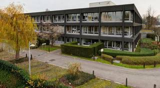 Kantoor 2de verdiep : 1435m²- Gerenoveerd kantoorgebouw- Ook te splitten in 2x 718m²- Afrit Kontich E19- Parking buiten- Bereikbaar met het openbaar...