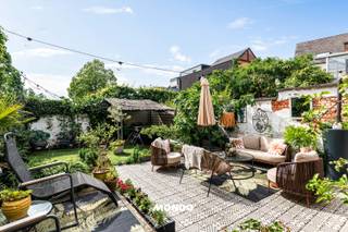 Op zoek naar een eigendom waar wonen en werken naadloos gecombineerd kunnen worden? Dan zal deze instapklare handelswoning met een bruikbare vloeroppervlakte van maar liefst 426 m² u zeker verrassen.<br /><br />Dankzij de centrale ligging, op wandelafstand van scholen, openbaar vervoer en het gemeentehuis, geniet deze eigendom van een uitstekende bereikbaarheid en zichtbaarheid. Het pand omvat momenteel een bakkerij en een kapperszaak, maar leent zich dankzij de veelzijdige indeling perfect voor tal van andere commerciële of professionele activiteiten.<br /><br />Achter de handelsruimtes bevindt zich een verrassend ruime woonst die uitblinkt in comfort, licht en leefruimte. Op het gelijkvloers vindt u een lichtrijke leefruimte van 64 m² met aansluitend een volledig ingerichte keuken, wasplaats en badkamer. Via de leefruimte heeft u toegang tot een zonnig terras en een volledig afgesloten tuin met jacuzzi, waar u in alle rust kunt genieten. De garage met sectionaalpoort zorgt bovendien voor extra comfort en praktische bergruimte.<br /><br />De eerste verdieping beschikt over vier slaapkamers. één slaapkamer achteraan het gebouw en 3 slaapkamers aan de voorzijde waaronder een ruime master bedroom en een tweede badkamer uitgerust met zowel een bad als een douche.<br /><br />Op de tweede verdieping bevindt zich een tweede volwaardige leefruimte met open keuken en toegang tot een zonnig terras. Deze verdieping biedt tal van mogelijkheden, zoals een kangoeroewoning, praktijkruimte, bureau aan huis of extra woonruimte voor een groot gezin.<br /><br /> Troeven<br /><br />✔ Bruikbare vloeroppervlakte van 426 m²<br />✔ Combinatie van wonen en werken mogelijk<br />✔ Twee handelsruimtes met tal van mogelijkheden<br />✔ Vier slaapkamers<br />✔ Twee ruime leefruimtes<br />✔ Twee keukens en twee badkamers<br />✔ Garage met sectionaalpoort<br />✔ Zonnige terrassen en afgesloten tuin met jacuzzi<br />✔ Veel lichtinval dankzij lichtkoepels en grote raampartijen<br />✔ 24 zonnepanelen en warmtepompen<br />✔ Energiezuinig met EPC-label C<br />✔ Asbestveilig<br /><br />Interesse? <br />Neem vandaag nog contact op voor meer informatie of een bezoek ter plaatse!