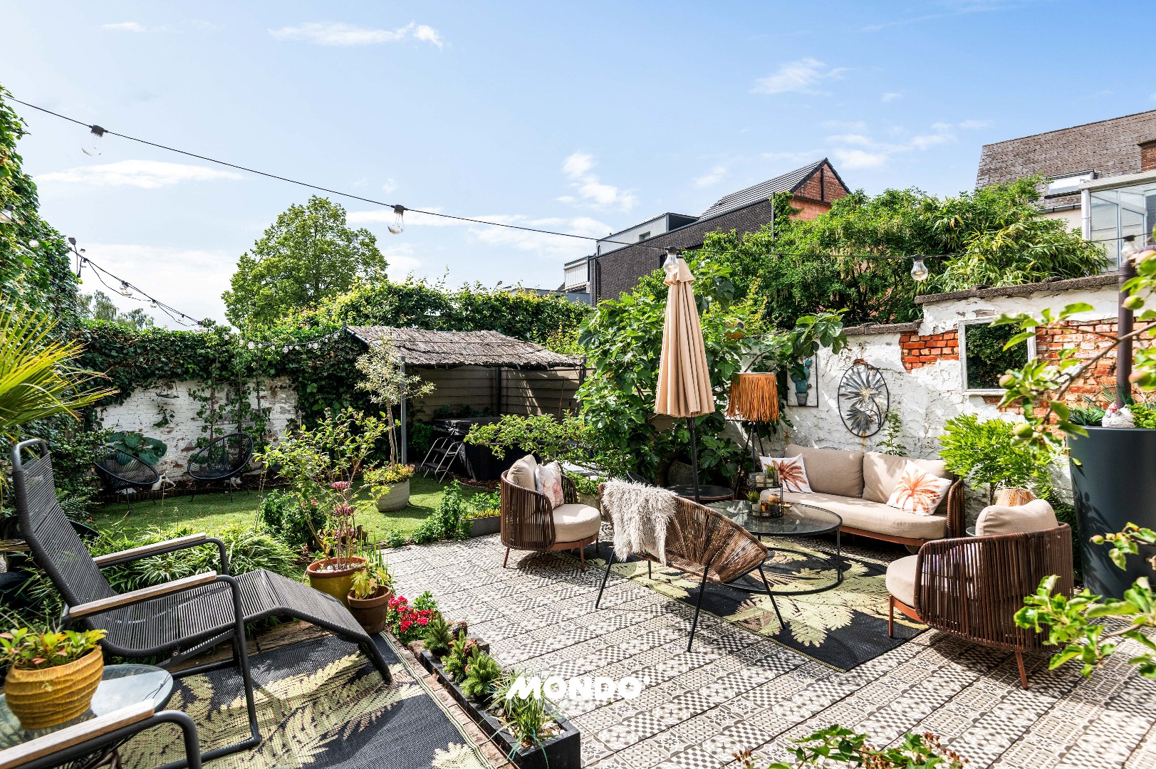Ruime handelswoning met 2 handelsruimtes, 4 slaapkamers, garage, terras en zonnige tuin. - foto 3