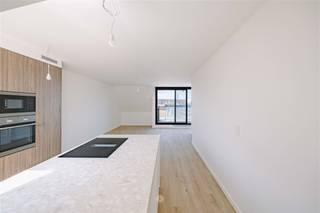 <p><span>Exclusieve duplex penthouse met zonneterras en panoramisch uitzicht</span></p><p><span> </span></p><p><span>Op de bovenste verdieping van residentie Mude, vinden we deze stijlvolle en energiezuinige penthouse met drie slaapkamers en een prachtig zonneterras. Bent u op zoek naar ruimte, licht en comfort met een hoogwaardige afwerking? Dan is deze instapklare penthouse misschien iets voor u! </span></p><p><span> </span></p><p><span>De belangrijkste troeven in een notendop: </span></p><ul><li><span>Zuidwestelijk georiënteerd terras met open zicht </span></li><li><span>Instapklaar en volledig geschilderd </span></li><li><span>Drie volwaardige slaapkamers </span></li><li><span>Twee badkamers voorzien van alle comfort</span></li><li><span>Private fietsenstalling met laadpunt voor elektrische fiets </span></li><li><span>Energiezuinige nieuwbouw </span></li></ul><p><span> </span></p><p><span>Indeling: </span></p><p><span>Inkomhal met gastentoilet, ruime en lichtrijke leefruimte met luxueuze open keuken en directe toegang tot het zuidwestgerichte terras. Aansluitend vind je een praktische berging/wasplaats, een eerste badkamer met douche en ligbad, en twee comfortabele slaapkamers. </span></p><p><span>Op de bovenverdieping treffen we een nachthal, een tweede badkamer en een derde slaapkamer. </span></p><p><span> </span></p><p><span>Wie vandaag kiest voor wonen in deze buurt, kiest niet alleen voor comfort, maar ook voor een strategische investering in een opkomende stadswijk. </span></p><p><span> </span></p><p><span>Belangrijk: </span></p><p><span>Richtprijs: 399.999,00 euro</span></p><p><span>Mogelijkheid tot aankoop aan 6% btw, mits voldaan aan de geldende voorwaarden. </span></p><p><span> </span></p><p><span>Interesse? Neem contact op met Axel Lenaerts makelaars voor meer informatie of een bezoek ter plaatse!</span></p>