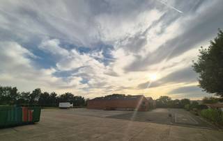 Verhard buitenterrein met een oppervlakte van +/- 4.000 m² te huur. Uitermate goed gelegen langs de bedrijvige Staatsbaan (N35) met...