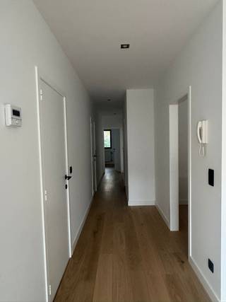 Dit appartement is zeer centraal gelegen nabij winkels, openbaar vervoer, scholen, ... Klein gebouw met 6 appartementen. Lage gemeenschappelijke kosten. Alle meters van gas, elek en water zijn afzonderlijk. Indeling; inkomhal met aparte toilet, ruime woon-en eetkamer met veel lichtinval en parketvloer, 2 slaapkamers op parket en badkamer met douche, bad en dubbele spoeltafel. EPC: label A: 92 kwh/m². Elektriciteit CONFORM!! Lift aanwezig in het gebouw. Voor meer informatie of vrijblijvend plaatsbezoek 0488/60.05.07.