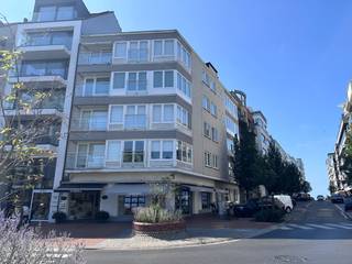 <p><u><strong>Residentie Zonnehoek</strong></u><br /><br />Dit prachtige appartement aan de Ieperstraat in Knokke straalt charme en comfort uit. <br />Bij het binnenkomen treft u de nachthal aan met toegang tot de leefruimte en aparte keuken die beide uitgeven aan de voorkant van het appartement.<br />Aan de achterkant van het appartement bevinden zich twee slaapkamers met inbouwkasten een aparte badkamer met douchecel. <br />Dit is een ideale gelegenheid voor diegenen die op zoek zijn naar een combinatie van stadse dynamiek en de rust van een prettig appartement.<br /> </p>

<p>Gelegen in een gewilde buurt met talrijke leuke restaurantjes en winkels, combineert deze woning alle gemakken van het moderne leven met de gezellige sfeer van Knokke. Mis deze kans niet om te huren in deze aantrekkelijke omgeving.<br /><br /><u><strong>Huurvoorwaarden:</strong></u></p>

<ul>
	<li>Forfait algemene kosten: €65/maand</li>
	<li>Forfait water: €35/maand</li>
	<li>Geschikt voor tweede verblijf én permanente bewoning</li>
	<li>Taks tweede verblijf ten laste van de huurder (indien van toepassing)</li>
	<li>Huren mogelijk via vennootschap of privé</li>
	<li>Kost plaatsbeschrijving: 50/50</li>
	<li>Huurwaarborg: 3 maanden</li>
	<li>Nutsvoorzieningen niet inbegrepen; worden op naam van de huurder geplaatst</li>
	<li>Huurdersverzekering verplicht</li>
</ul>

<p><br /><strong>Interesse? </strong>Vraag vandaag nog uw bezoek aan!<br />Ref OGA709</p>
