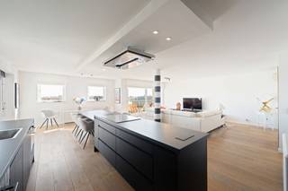 Exclusief appartement met 3 slaapkamers (mogelijkheid tot 4), twee terrassen en prachtig zicht op de jachthaven.Dankzij de zuidelijke oriëntatie geniet u hier de hele dag van de zon en een fenomenaal uitzicht. Bovendien biedt dit appartement de mogelijkheid om met beperkte aanpassingswerken een volwaardige vierde slaapkamer te creëren, compleet met een eigen ensuite badkamer en een privatief terras.
Het appartement is uitzonderlijk mooi afgewerkt en beschikt bovendien over een dubbele garage en twee extra staanplaatsen. Via de ruime inkomhal met gastentoilet komt u in de lichtrijke leefruimte met een volledig vernieuwde, luxueus afgewerkte open keuken en aansluitende wasplaats. Vanuit de leef- en eetruimte heeft u toegang tot beide zonnige terrassen met zicht op de jachthaven.
De master bedroom beschikt over ingemaakte kasten en een eigen ensuite badkamer. Verder zijn er nog twee volwaardige slaapkamers, een douchekamer en een extra toilet. Doorheen het appartement zijn maatkasten voorzien en is er voldoende bergruimte aanwezig.
Bent u op zoek naar een ruim en uniek appartement op een toplocatie, met bovendien uitbreidingsmogelijkheden naar vier volwaardige slaapkamers? Neem dan contact op met Stéphanie via 0472 77 86 60 of stephanie@keyimmo.be voor een bezoek of meer informatie.