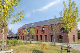 Instapklare BEN-woning met zonnige tuin in het rustige Baukelandhof te Melsele. Deze energiezuinige tussenwoning ligt op een perceel van 121 m² en biedt comfort, duurzaamheid en functionaliteit.<br />Indeling &amp; troeven:<br />Inkomhal met gastentoilet, Ruime, lichtrijke woonkamer, Volledig aangelegde tuin met zuidoostelijke oriëntatie, Tuinberging van 9 m²<br />Achteringang via tuinpad.<br />Energiezuinig wonen: Deze BEN-woning voldoet aan de strengste energie-efficiëntienormen. Dankzij de warmtepomp en vloerverwarming geniet je van een aangenaam binnenklimaat en lage energiekosten.<br />Extra pluspunten:<br />Rustige ligging in een doodlopende straat<br />Praktische indeling met veel lichtinval<br />Tuin met privacy en directe toegang via achterpad<br />Duurzame technieken en lage EPC-score<br />Ideaal voor wie op zoek is naar een toekomstgerichte woonst met alle comfort en een uitstekende ligging nabij het centrum van Melsele, winkels, scholen en openbaar vervoer. Interesse? Neem vandaag nog contact op voor een bezoek!  