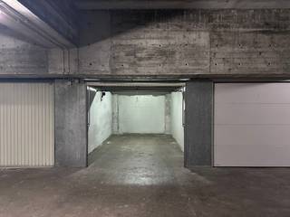 Garagebox in Res Pentagon<br /><br />Automatische poort aan de inrit, kantelpoort aan de box, vlot bereikbaar op verdieping -1<br />Afmetingen:
<ul>
	<li>Hoogte; 1,84 m</li>
	<li>Diepte; 5,00 m</li>
	<li>Breedte; 2,26 m</li>
</ul>
<br />Toegang via Nellenslaan, voetgangersuitgang bij de zeedijk.<br /><br />Bij interesse vraag zeker uw bezoek aan!<br /><br />Ref: G741