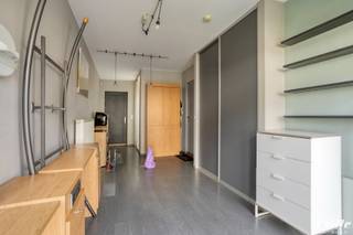 <p>Ideaal voor wie wonen en een zelfstandige activiteit wil combineren, zoals een kapsalon, schoonheidssalon, trimsalon, kinesist, … Dankzij de grote commerciële visibiliteit en de parking voor de deur biedt deze eigendom tal van mogelijkheden. Bovendien ligt ze op wandelafstand van het centrum van Steenokkerzeel, met winkels, restaurantjes, cafeetjes en de wekelijkse zondagsmarkt. Binnen beschikt de woning over een inkomhal/trapzaal in marmer, een gastentoilet, een ingerichte keuken, een woonkamer en het vroegere kapsalon. Op de eerste verdieping, een nachthal met toegang naar een 2de terras, 3 slaapkamers en een bureau. Badkamer met ligbad, badkamermeubel en toilet. Opbergkelder en zolder met uitbreidingsmogelijkheden. Leuk gezellig terras, tuin met tuinhuis.  Asbest dak te vervangen tegen 2034. Voorzien van 17 zonnepanelen, een waterverzachter, elektriciteit conform. Energiezuinig woning met lage EPC score 134 label B. Openbaar vervoer op 230 m, school op 650 m. Nabij belangrijke invalswegen en autosnelwegen.</p>
