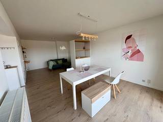 Dit gezellig appartement beschikt over een open leefruimte met een praktische indeling, waar de overvloedige lichtinval zorgt voor een aangename en warme woonervaring. Vanuit het appartement geniet je van een prachtig uitzicht over Mechelen, wat de leefruimte een extra charme geeft.<br />Dankzij de gunstige ligging nabij openbaar vervoer en belangrijke invalswegen profiteer je van vlotte en snelle verbindingen. Supermarkten en het centrum zijn op wandelafstand.<br />Gemeenschappelijke kosten: lift, onderhoud, gebouw en tuin, gas en water<br />Niet inbegrepen: Electriciteit en Telefoon/internet<br />Woonoppervlakte: 72m2<br />+ Terras: 13,50m2<br />Bezoek: Op afspraak.<br />Geen parkeerplaats wel gemeenschappelijke staanplaats voor fietsen.<br />