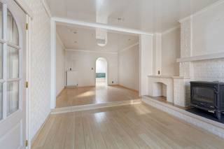 <p><span>Charmante halfopen bebouwing met 3 slaapkamers, omheinde tuin en zonnepanelen, gunstig gelegen nabij het centrum van Maaseik.</span></p><p><span> </span></p><p><span>ALGEMEEN</span></p><p><span>• Bouwjaar: 1919-1930, met diverse renovaties doorheen de jaren die zorgen voor een aangename combinatie van karakter en hedendaags comfort.<br />• Halfopen bebouwing.<br />• Kadastraal inkomen: €409.<br />• Perceeloppervlakte: 7a60ca.<br />• Bewoonbare oppervlakte: +/- 165 m².<br />• PVC-ramen met dubbele beglazing (2012).<br />• Verwarming op stookolie met condenserende ketel (vernieuwd in 2018).<br />• EPC-label D (324 kWh) – geen renovatieverplichting van toepassing.<br />• Gelegen op een vlot bereikbare locatie, op korte afstand van het centrum van Maaseik.<br />• Voorzien van zonnepanelen met een totale opbrengst van +/- 4.075 Wp.</span></p><p><span> </span></p><p><span>INDELING</span></p><p><span>GELIJKVLOERS</span></p><p><span>• Inkomhal met grijze tegelvloer en toegang tot alle vertrekken.<br />• Gezellige, doch ruime leefruimte met houten vloer en sfeervol kacheltje, waar u geniet van een warme en huiselijke sfeer. Aansluitend bevindt zich de keuken.<br />• Volledig uitgeruste keuken met houten vloer, vaste bank en hoekkast. De keuken is voorzien van een keramische kookplaat met dampkap, oven, koelkast, vaatwasser en anderhalve spoeltafel.<br />• Tussenhal met toegang tot de badkamer, berging, gastentoilet en veranda.<br />• Badkamer, afgewerkt met een donkere tegelvloer, uitgerust met een wasmeubel met wastafel, kolomkasten, spiegelkast, inloopdouche en toilet.<br />• Berging met tegelvloer, waar zich de recente boiler en mazoutketel (2018) bevinden.<br />• Gastentoilet met fonteintje.<br />• Lichtrijke veranda aan de achterzijde van de woning, voorzien van grote raampartijen en een directe connectie met het terras en de tuin. Een heerlijke plek om te ontspannen.</span></p><p><span> </span></p><p><span>EERSTE VERDIEPING</span></p><p><span>• Houten trap naar de eerste verdieping.<br />• Nachthal met vinylvloer en toegang tot drie volwaardige slaapkamers, alsook een luik naar de zolder.<br />• Slaapkamer 1: 14,5 m</span><span><sup>2</sup></span><span>.<br />• Slaapkamer 2: 6,2m</span><span><sup>2</sup></span><span> .<br />• Slaapkamer 3: 12,5m</span><span><sup>2</sup></span><span>.</span></p><p><span> </span></p><p><span>ZOLDERVERDIEPING</span></p><p><span>• Zolderruimte met dakisolatie, ideaal als extra bergruimte momenteel of uit te breiden naar een extra kamer.</span></p><p><span> </span></p><p><span>KELDER</span></p><p><span>• Gedeeltelijk onderkelderd, bereikbaar via de inkomhal.</span></p><p><span> </span></p><p><span>BUITENRUIMTE</span></p><p><span>• Aangenaam terras aan de achterzijde van de woning.<br />• Diepe, omheinde tuin waar u in alle privacy kan genieten van rust en het buitenleven.</span></p><p><span> </span></p><p><span>Deze woning combineert ruimte, functionaliteit en een gunstige ligging nabij het centrum van Maaseik. Dankzij de reeds uitgevoerde vernieuwingen vormt dit een interessante opportuniteit voor zowel eigen bewoning als investering.</span></p><p><span>Interesse?</span><span> Contacteer ons voor meer informatie of een bezichtiging en ontdek zelf het potentieel van deze woning!</span></p><p><span> </span></p>