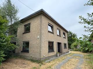 Deze landelijk gelegen hoeve bevindt zich in de Bunderstraat, midden in een groene en agrarische omgeving. Deze eigendom geniet tegelijk van een goede verbinding richting Olsene, Kruisem en Deinze, waarbij ook de op- en afrittencomplexen van de E17 vlot bereikbaar zijn. Op het perceel van 3.850 m² bevinden zich een woning en drie ruime bijgebouwen.<br /><br />De indeling van de woning is als volgt: via de ruime inkomhal heeft u toegang tot de keuken, leefruimte, trap en een eerste kamer die momenteel dienstdoet als berging/wasruimte, maar ook als extra kamer kan worden ingericht. De leefruimte bevindt zich achteraan de woning en geniet dankzij de verschillende grote raampartijen van veel natuurlijk licht en zicht op de landelijke omgeving. Vanuit de leefruimte loopt u door naar de keuken, die op haar beurt toegang geeft tot de kelder, het afzonderlijke toilet en de zijdeur.<br /><br />Op de eerste verdieping bevinden zich vier ruime slaapkamers en een badkamer.<br /><br />Voorzieningen:<br />- Centrale verwarming op propaangas<br />- Stadswater<br />- Nieuw asfalt dak op de woning (2021)<br />- Elektriciteit woning: conform<br /><br />Het perceel is gelegen in agrarisch gebied, waarbij het wenselijk is deze landbouwomgeving voor te behouden voor landbouwactiviteiten.<br /><br />Interesse in deze landelijk gelegen hoeve met bijgebouwen? Neem gerust contact met ons op voor bijkomende informatie of om een bezoek ter plaatse in te plannen.