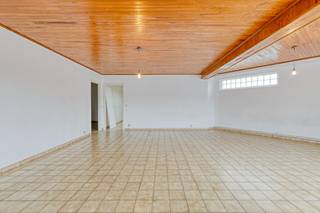 À la recherche d’un appartement spacieux à distance de marche de la plage, des commerces et des transports en commun?<br /><br />Découvrez cet appartement lumineux avec trois chambres, situé au premier étage d’une petite résidence au Zeelaan 26 à La Panne. Emplacement central, à deux pas de la mer et du cœur commercial de la commune.<br />L’appartement se compose d’un hall d’entrée, d’un grand séjour lumineux, d’une cuisine séparée, d’un débarras, de trois chambres confortables, ainsi que d’une salle de bain moderne équipée d’une baignoire, de deux lavabos et de toilettes séparées.<br />L’intérieur nécessite un rafraîchissement ou une rénovation, mais offre une base solide avec beaucoup de potentiel.<br /><br />POINTS FORTS :<br />- Emplacement central<br />- Grand séjour lumineux<br />- Trois chambres spacieuses<br />- Opportunité intéressante de rénovation