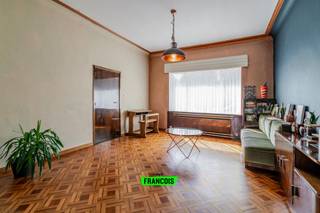 CHARME. AUTHENTICITEIT. KARAKTER. RUIMTE. LICHT. GEZELLIGHEID.<br /><br />In het dorpshart van Bassevelde treffen we deze unieke vastgoedparel aan waarvoor woorden tekort schieten. De woning met maar liefst 6 slaapkamers en gelijkvloersbureau werd gebouwd in 1935 door de familie Steyaert en kende doorheen de jaren heel wat voorname eigenaars. Bovendien heeft deze eigendom de rechtmatige stempel van beschermd erfgoed.<br /><br />GESCHIEDENIS EN STIJL<br /><br />De intact bewaarde woning van 1935 op het dorpsplein is een representatief voorbeeld van baksteenarchitectuur aansluitend bij het Romantisch kubisme, een stijlrichting in het interbellum die verwijst naar de architectuur van Nederlandse architect W.M. Dudok. Vooral het verzorgde baksteenparement met typische Dudokvoeg, de originele metalen ramen, de smalle hoge vensters met geometrische glas-in-loodvulling die het trappenhuis verlichten en de afgeronde hoeken van het ijzeren balkon zijn herkenbare stijlelementen. <br /><br />Het huis is vooral uitzonderlijk door de gaafheid en authenticiteit van het kwaliteitsvol art-deco-interieur dat als een totaalconcept gerealiseerd werd. De rijkdom aan gebruikte materialen, marmer voor de vloer in de gang en de schouwen, tropisch hout voor de parketvloeren en de trap, kleurige wandtegels, glas-in-lood voor de binnendeur en hoge vensters in het trappenhuis en de verzorgde afwerking van het binnenschrijnwerk en de decoratieve aankleding, ook van de nagelvaste elementen als de radiatorbeschermers en de cosy-corner, getuigen van kwaliteit en een stijlbewuste eigentijdse smaak. <br /><br />Door zijn beeldbepalende inplanting op het dorpsplein, in het gezichtsveld van de parochiekerk, de kiosk en het oorlogsgedenkteken en door zijn vrij uitzonderlijke moderne bouwstijl in deze landelijke context is het gebouw een goed herkenbaar component in de dorpskom. <br /><br />De achterliggende garage en de diepe tuin dateren uit dezelfde periode en getuigen van een zelfde totaalconcept, kenmerkend voor het interbellum. De tuinaanleg met terrassen, formeel vijvertje en talrijke groenblijvende bomen en struiken maken integrerend deel uit van de interbellumwoning.<br /><br />HEDEN <br /><br />Op vandaag kent dit imposante woonhuis een staat die reeds grotendeels gerenoveerd werd binnen de ruime renovatiemogelijkheden die aan beschermde eigendommen geboden wordt. Hierbij werden de ramen, verwarmingsinstallatie en elektriciteit (conform) vernieuwd. Ook de waterleidingen en plakwerk werden deels herwerkt. Daarnaast werd er ook dakisolatie aangebracht en spreken we over een quasi-asbestvrije toestand en uiteraard geen renovatieverplichting. Eventuele verdere werkzaamheden kunnen in aanmerking komen voor subsidies.<br /><br />UW TOEKOMST?<br /><br />Biedt deze unieke en charmevolle woonst de oppervlakte, buitenruimte en gezelligheid die u zoekt? Neem dan vrijblijvend contact op met Louis Van Zele van Immo Francois Meetjesland voor meer informatie of een bezoek.<br /><br />TROEVEN<br /><br /><ul><li>Gerenoveerd met aandacht voor de stijl<br /><br /></li><li>Open zicht op het dorpsplein<br /><br /></li><li>Grote en lichtrijke ruimtes<br /><br /></li><li>Gunstige attesten EPC, asbest en elektriciteit</li></ul>