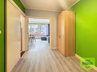 Gelijkvloerse gemeubelde studio op wandelafstand van de zeedijk van Middelkerke<br /><br />Ontdek deze lichtrijke studio op een uitstekende ligging te Middelkerke. De studio beschikt over een ingerichte keuken, leefruimte, badkamer en slaaphoek. Studio is voorzien van nieuwe pvc ramen.<br /><br />Indeling: GLV: inkomhal/slaaphoek - badkamer met ligbad, lavabo en toilet - ingerichte keuken - leefruimte. -1°V: kelderberging. <br /><br />Extra troeven is de zeer centrale ligging, smaakvol bemeubeld en gemakkelijk toegankelijk.<br /><br />Huurprijs: 650,00 EUR/maand<br />Provisie gem. kosten: 50,00 EUR/maand<br /><br />📩 Interesse? Vul het contactformulier in of mail naar josefien@immopadiva.be<br />📞 Telefonisch kunnen geen afspraken worden ingepland.