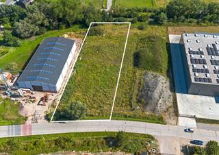 KMO-grond met een oppervlakte van 3.329 m² te koop op amper 2,5 km van de Stationsstraat (N36) en de Oudenaardebaan (N8). De site is gelegen in...