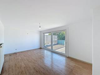 Zeer ruim DAKAPPARTEMENT (104 m²) met 3 slaapkamers en grote dakterras op wandelafstand van Grote Markt te ROESELARE Indeling: inkom, gastentoilet,...