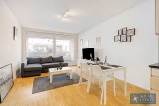 Square Estate presenteert u deze prachtige benedenwoning in een appartementencomplex met lift, vlakbij winkels, scholen, uitvalswegen en...