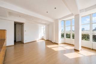 Het appartement bevindt zich op de eerste verdieping van een kleinschalig gebouw met lift en is ideaal voor wie op zoek is naar ruimte, comfort en een aangename woonomgeving.<br /><br />Bij binnenkomst wordt u verwelkomd door een praktische vestiairekast en een gastentoilet. Aan de linkerzijde bevindt zich een royale leefruimte met open keuken en sfeervolle open haard. De grote raampartijen zorgen voor veel natuurlijke lichtinval en geven de leefruimte een aangenaam en open karakter.<br /><br />Aan de rechterzijde bevinden zich twee ruime slaapkamers, elk voorzien van een eigen badkamer. Dankzij deze indeling geniet iedere slaapkamer van de nodige privacy en comfort.<br /><br />Daarnaast beschikt het appartement over een kelderberging. Er is tevens de mogelijkheid om één overdekte autostaanplaats te huren voor € 150 per maand.<br /><br />De maandelijkse provisie bedraagt € 220 en omvat het waterverbruik, het algemene onderhoud van de gemeenschappelijke delen, de lift en het tweemaal per jaar reinigen van de ramen aan de buitenzijde.<br /><br />Belangrijk: de afgebeelde foto's zijn genomen in het appartement op de tweede verdieping en dienen ter illustratie. De lichtinval, het uitzicht, de indeling en bepaalde details kunnen daarom afwijken van het appartement op de eerste verdieping.<br /><br />Is uw interesse gewekt? Voor meer informatie of een bezichtiging kunt u contact opnemen met HINTJENS.vastgoed via Lise@hintjens.eu of 0473 51 14 36.