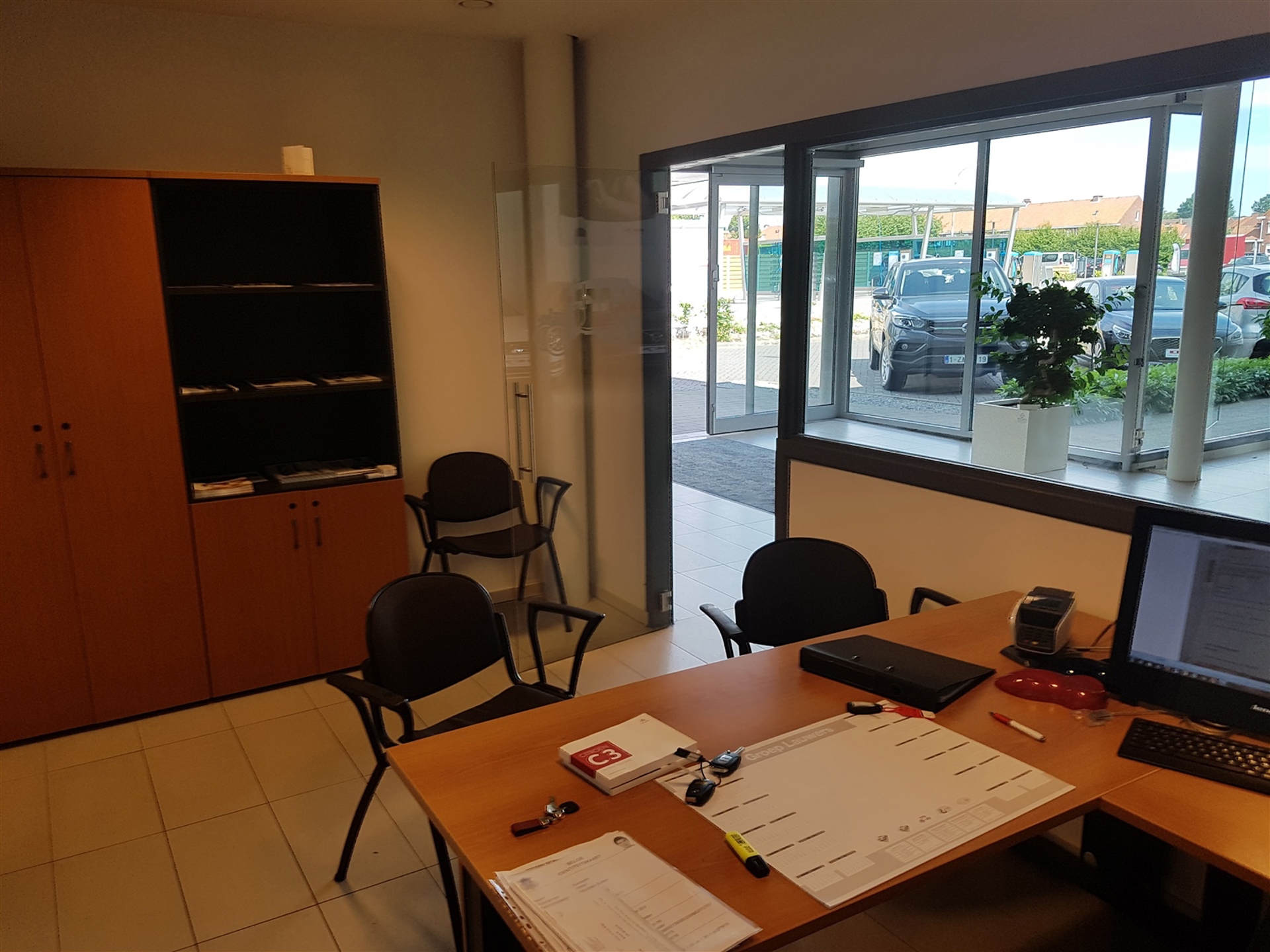Showroom van 700m² met magazijnen te huur op zichtlocatie. - foto 5