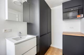 <span><strong>**Vraag uw brochure op/bezoek aan**</strong></span><br /><br />Residentie Jona is gelegen op de Leuvense stadsrand op een uiterst gunstige locatie, namelijk op de fietsdoorgang tussen de campussen situerende in centrum Leuven en de campussen gelegen in Heverlee en in de nabijheid van alle faciliteiten die een student nodig heeft. Zo bevindt sportkot zich op wandelafstand en zijn er allerlei KUL faculteiten in de buurt terug te vinden. <br /><br />De kleinschalige residentie biedt 7 hoogwaardige investeringsunits geschikt voor universiteitsstudenten, doctoraatstudenten en jonvolwassenen op zoek naar een comfortabele thuis. De units laten niets aan de verbeelding over en komen elk met privatief sanitair.<br /><br />Residentie Jona is het juiste adres voor een stabiele investering met onmiddellijk rendement!<br /><br /><strong><span>Interesse? Vraag je brochure op en plan uw bezoek in met onze Expert Investeringsvastgoed: jack@connect-immo.be of 0495 53 46 49</span></strong><br /><br />EPB startverklaring<br /><span>wche, gdv, gvkr, gvv<br />*Beelden zijn foto's van voorgaande gerealiseerde projecten<br /></span>