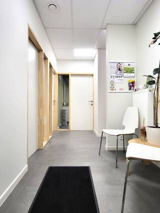 BEZOEK OP AFSPRAAK. Prachtig handelspand van bouwjaar 2017, gelegen op wandelafstand van het centrum van Zottegem. Het pand bevindt zich op het gelijkvloers en geniet van een vlotte bereikbaarheid. De indeling omvat een ruime inkom/ wachtruimte, drie afzonderlijke burelen, elk uitgerust met een lavabo en ingemaakte kasten. Verder is er een praktische kitchenette, een apart toilet en een buitenberging. Op energetisch vlak is het pand zeer interessant: verwarming via een hoogrendementsketel van Vaillant, energielabel A en ramen met hoogrendementsglas. Parkeermogelijkheid aanwezig. Gemeenschappelijke kosten bedragen €50 per maand. Interesse? Bel 0488/85.81.84