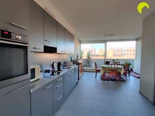 Cet appartement récent de 2 chambres à coucher avec de spacieuses terrasses à l'avant et à l'arrière se trouve dans le quartier agréable de...