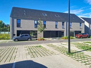 Lot 44 is een halfopen bebouwing met moderne bouwstijl : 2 bouwlagen met hellend dak.<br />Deze woning staat ruwbouwwinddicht momenteel en kan tamelijk snel instapklaar gemaakt worden. <br /><br />GELIJKVLOERS : inkom, wc, ruime living, open keuken met eiland, ruime berging.<br />EERSTE VERDIEPING : 1 grote slpk, 2 kinderkamers, ingerichte badkamer met inloopdouche, badkamermeubel met dubbele lavabo, aparte wc. ZOLDER : 2<sup>de</sup> vaste trap. Technische ruimte met berging, mogelijkheid tot inrichten van zeer ruime <sup> </sup>4<sup>de</sup> slaapkamer, bureauruimte of hobbyruimte. Parkeren op eigen terrein kan, want vergunning carport is in orde ! Gezellige tuin met perfecte oriëntatie !<br /><br />Deze woning wordt volledig afgewerkt aangeboden met ingerichte keuken en badkamer, bevloering en vloerverwarming.<br />Superenergiezuinige woning (E 8) door warmtepomp, doorgedreven isolatiepakket, ventilatiesysteem D en pakket zonnepanelen.<br /><br />Deze woning wordt gebouwd in een nieuw woonproject in het centrum van Beveren-Leie, meer bepaald op de site Vanmarcke tussen de Sint-Jansstraat en de Grote en Kleine Heerweg. Rustig gelegen en voldoende groene ruimte aanwezig.<br />Goeie mobiliteit met winkels, scholen en ontspanningsmogelijkheden vlakbij.<br />Prijs excl. btw en kosten. <br />Meer info via 09 280 60 60 of mail naar info@durabrik.be.<br />Bezoek onze kijkwoning ter plaatse op afspraak!<br /><br />*afbeeldingen en oppervlaktes zijn indicatief
