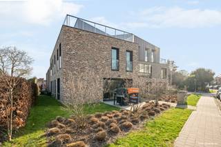 Cet appartement de 3 chambres situé au rez-de-chaussée dans le centre de Sint-Michiel comprend : un hall d'entrée avec toilettes,...