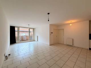 Ben je op zoek naar een knus appartement of goede investering met één slaapkamer, gelegen nabij het centrum van Temse? Lees dan zeker verder!Dit appartement werd gebouwd in 2003 en bevindt zich op de eerste verdieping van een recent appartementsgebouw. De ligging is een absolute troef: dankzij de goede verbindingen naar verschillende invalswegen en de nabijheid van het centrum van Temse, de Zaat en het water, geniet je hier van zowel bereikbaarheid als rust. Je betreedt het gebouw via de gemeenschappelijke inkomhal. Zowel met de trap als met de lift bereikt u het appartement op de eerste verdieping.De indeling is als volgt: de inkomhal biedt vestiaremogelijkheden en beschikt over een apart gastentoilet. De toilet en bijhorende handenwasser zijn splinternieuw. Verder kom je in de ruime leef- en eetruimte met rechtstreekse toegang tot het terras. Dankzij de grote raampartijen geniet deze ruimte van veel natuurlijk lichtinval. Aansluitend bevindt zich de geïnstalleerde open keuken met een aanpalende bergruimte. Het appartement beschikt over één ruime slaapkamer en een ingerichte badkamer, voorzien van een lavabo met meubel, spiegelkast en een bad met douchefunctie. Het bad met wand en bijhorend badkamermeubel werden ook pas vernieuwd.Interesse om van dit instapklare appartement jouw nieuwe thuis te maken? Aarzel dan niet en neem vandaag nog contact met ons op!P-score: DG-score: D