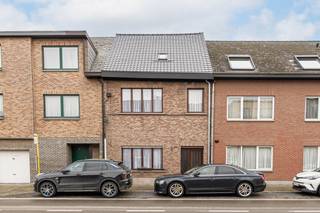 <p>Welkom in de Boomsesteenweg 94, een gezellige gezinswoning met EPC-label B en knusse tuin!<br /><br />We worden verwelkomd in de inkomhal met plaats voor een vestiaire. Vervolgens betreden we de ruime woonkamer met aansluitend de geïnstalleerde keuken. De keuken is ruim genoeg om een ontbijthoek te creëren. Naast de keuken vinden we een praktische bergplaats en toilet. Achteraan vinden we een gezellige tuin met overdekt terras. <br /><br />De eerste verdieping is voorzien van 2 volwaardige slaapkamers met de badkamer (douche in bad, dubbele lavabo &amp; toilet) als centraal punt. Nood aan meer ruimte / extra slaapkamer? Dan is de zolderverdieping iets voor jou mits het installeren van een vaste trap! <br /><br />Meer info en documenten op www.malines-group.be</p>