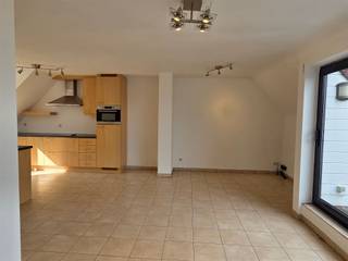 GEZELLIG EN LUMINEUS APPARTEMENT MET 1 SLAAPKAMER, GROOT TERRAS 22M² EN AUTOSTAANPLAATS2de verdieping - ligging nabij centrum met vlotte...